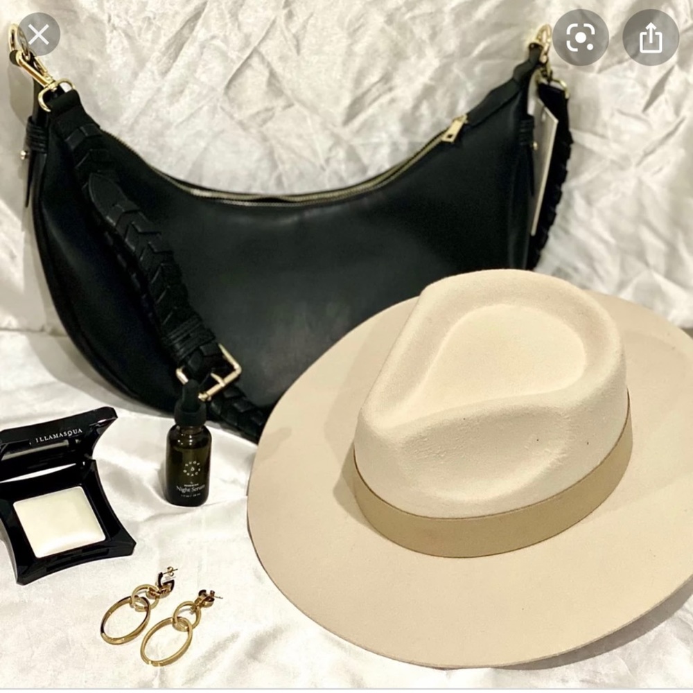 Teressa Agoglia Lynn hat new